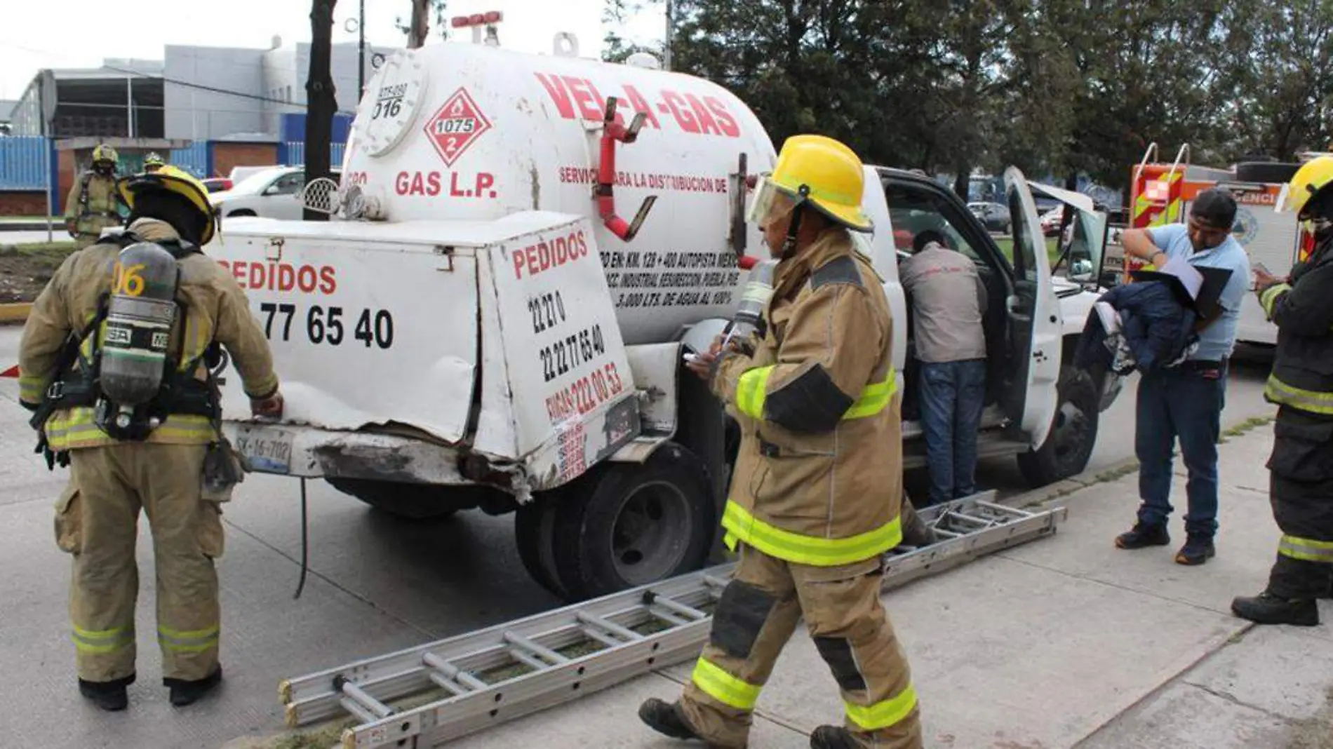 Una amplia movilización de los cuerpos de auxilio generó un choque entre dos pipas, una cargada de agua y otra abastecida de gas LP